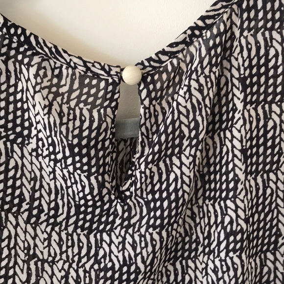 Cabi women’s blouse in size S. Barely worn. - Picture 4 of 4